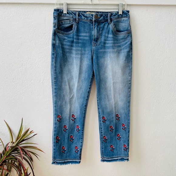 🌿DEMOCRACY Cropped Floral Embroidered Denim Jeans - Picture 5 of 7